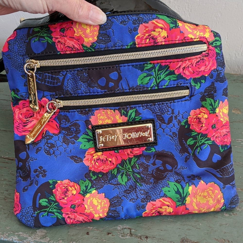 BETSEY JOHNSON CROSSBODY!